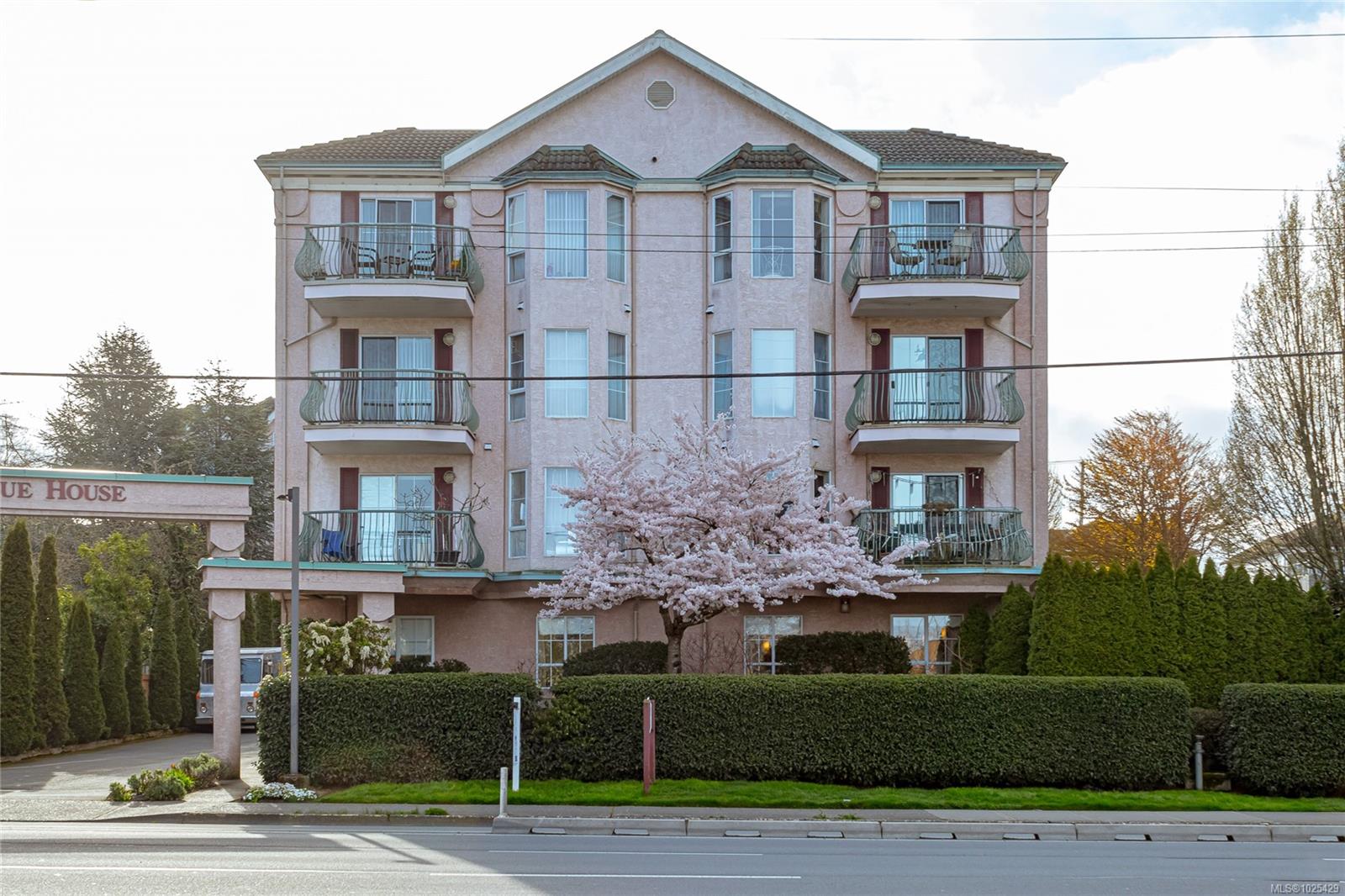 Unit 102, 3133 Tillicum Rd, Saanich