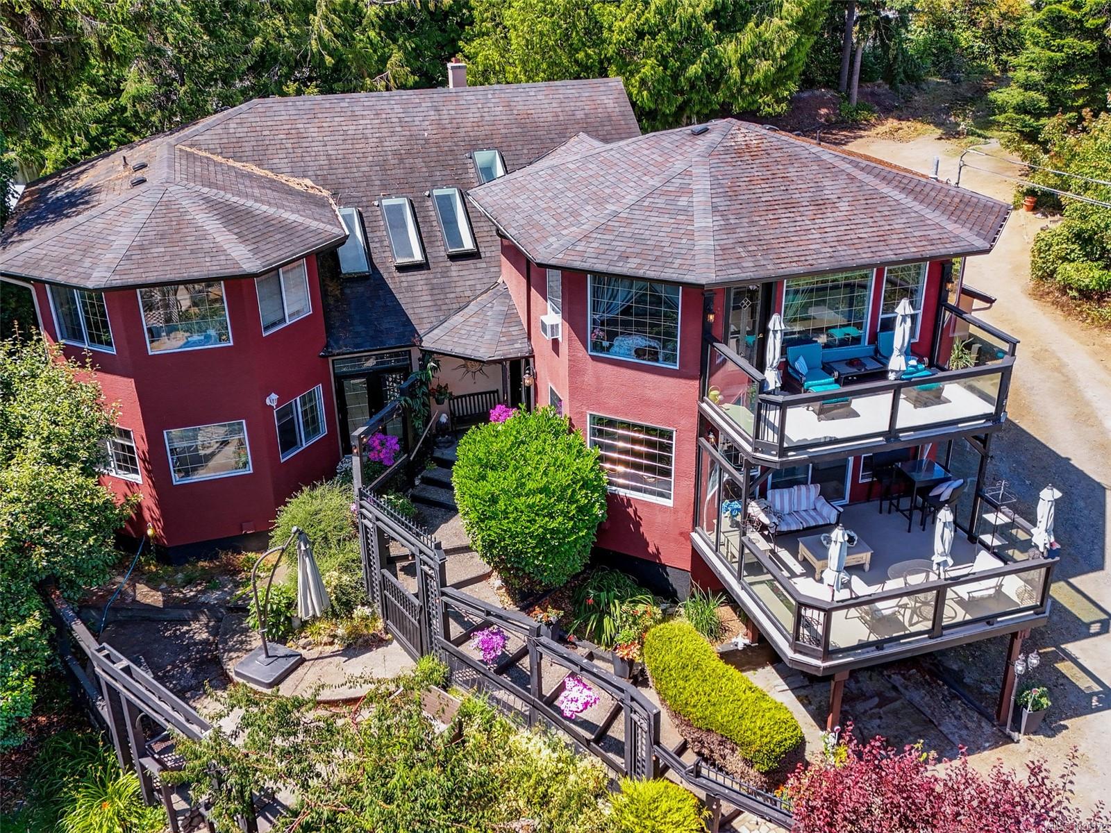 8626 Lochside Dr, North Saanich