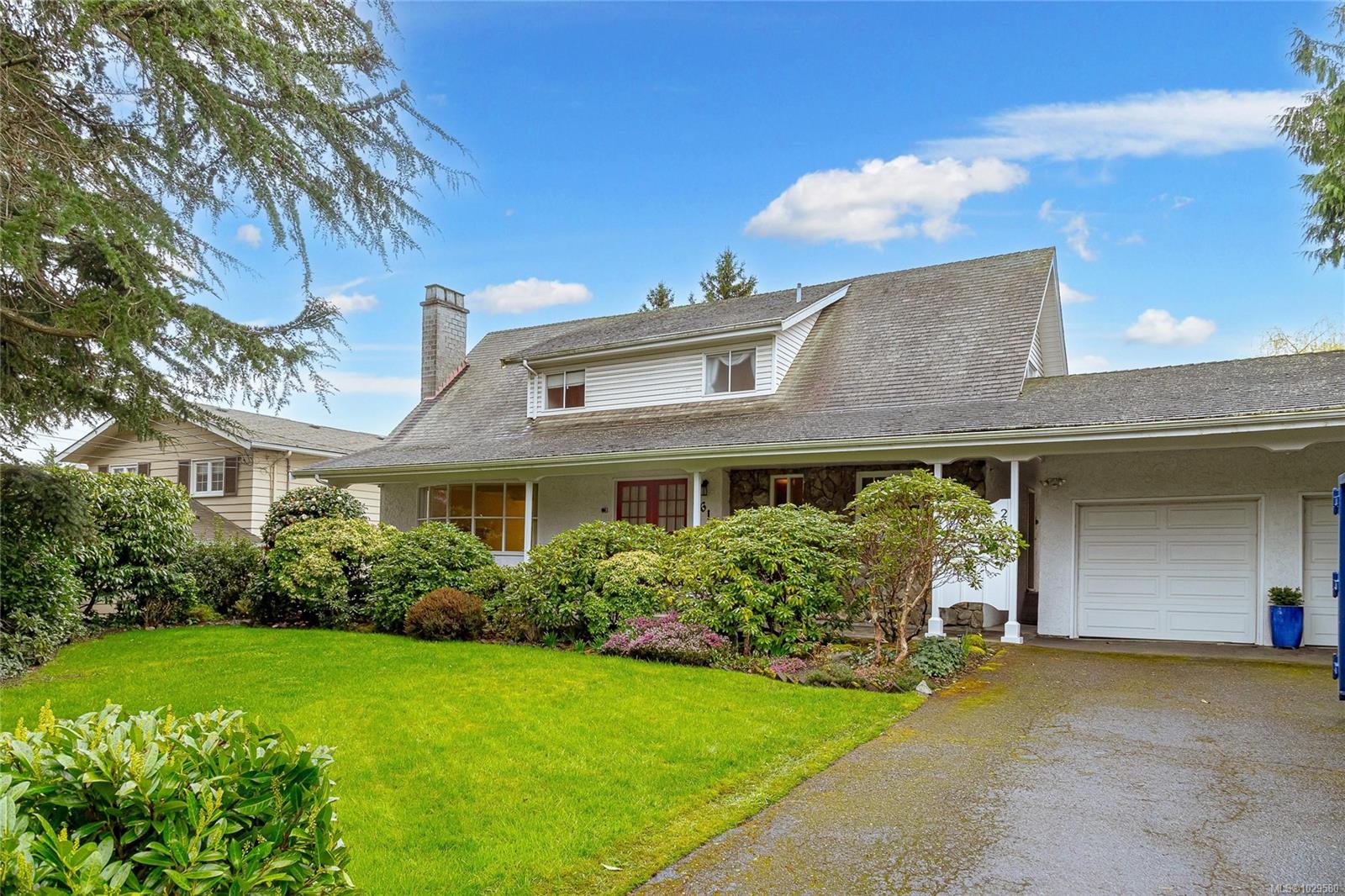 2615 Arbutus Rd, Saanich