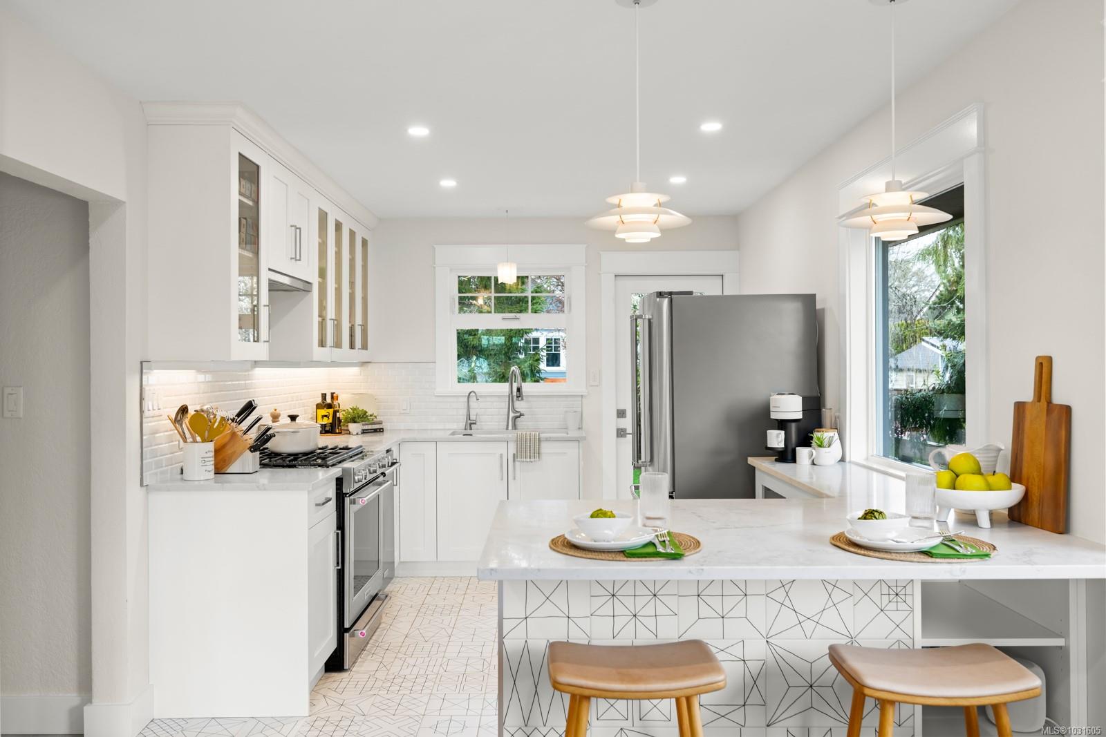 916 Monterey Ave, Oak Bay