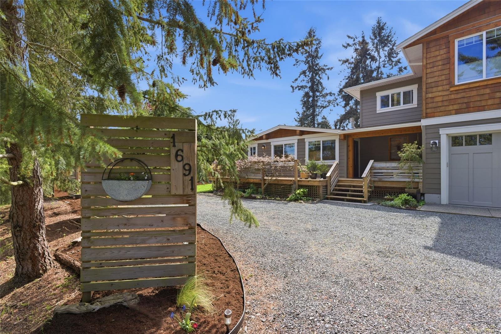 1691 Acacia Rd, Nanoose Bay