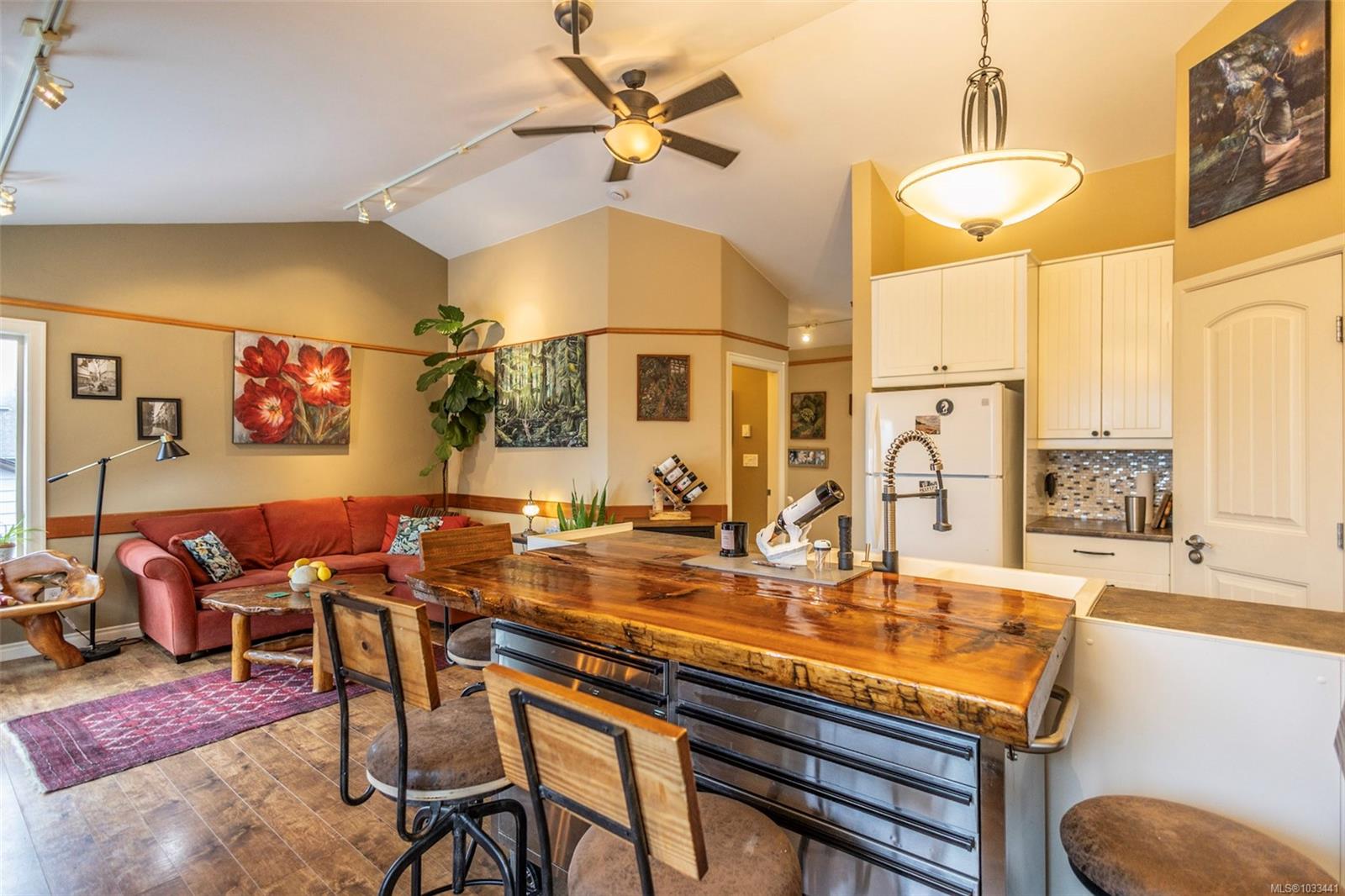 Unit B, 16990 Wickanninish Rd, Port Renfrew