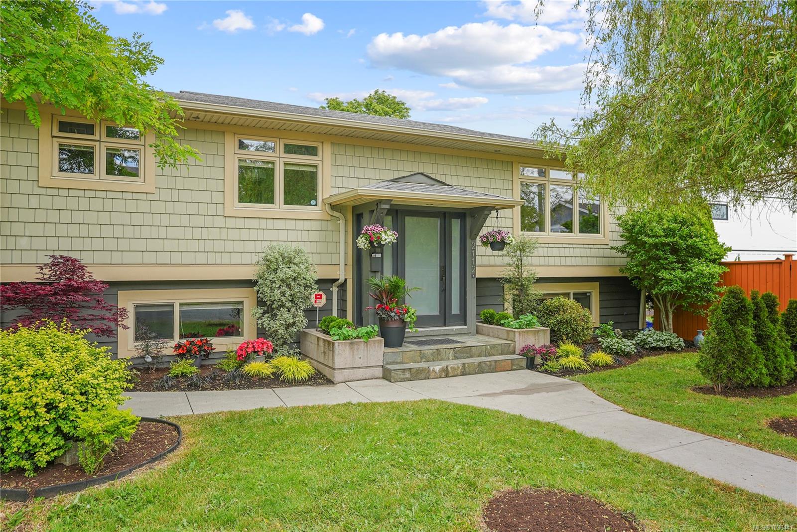 2112 Pentland Rd, Oak Bay