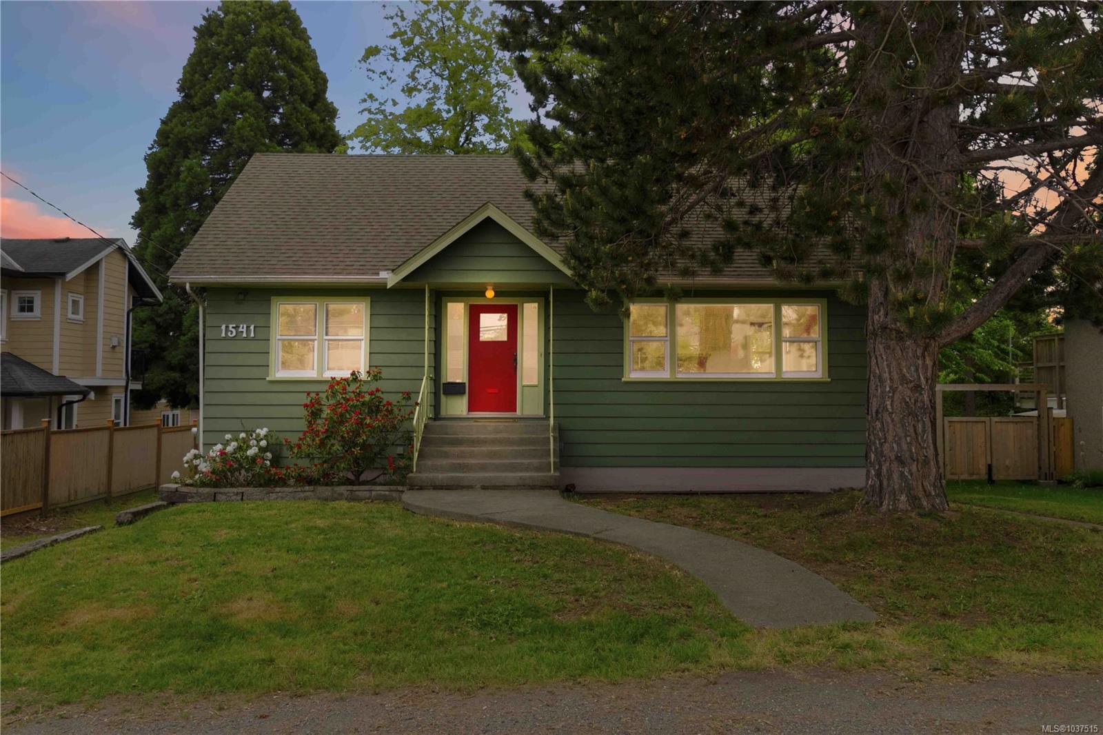 1541 McRae Ave, Saanich