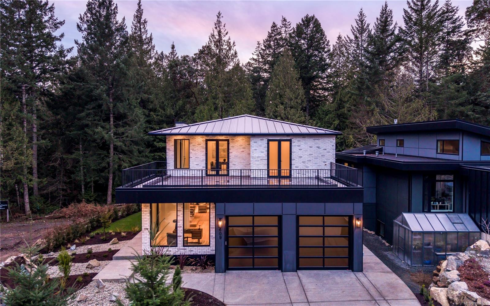 609 Medalist Ave, Colwood