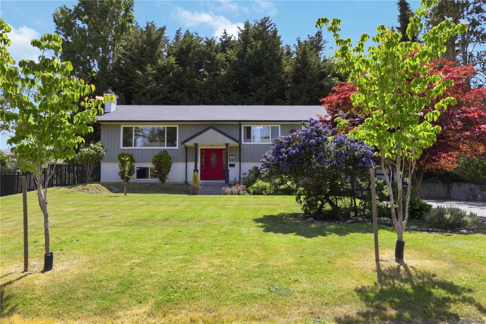1909 Ferndale Rd, Saanich