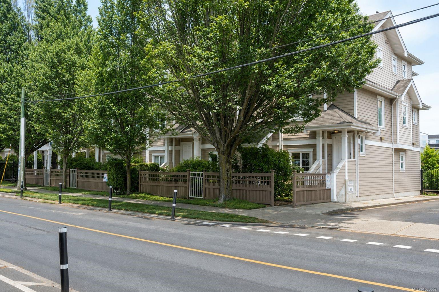Unit 13, 1043 Caledonia Ave, Victoria