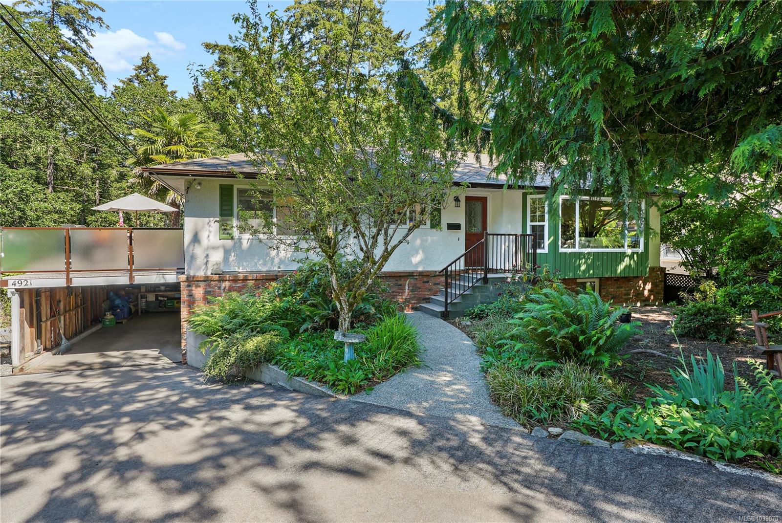 4921 Townsend Dr, Saanich