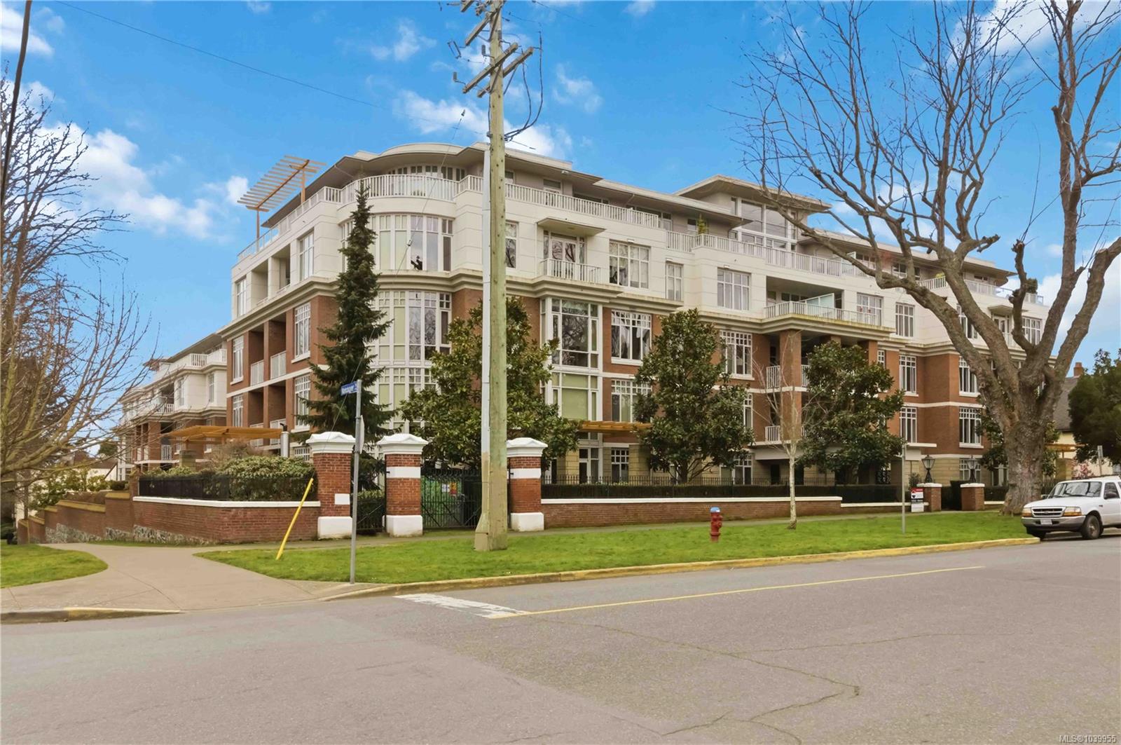 Unit 508, 999 Burdett Ave, Victoria