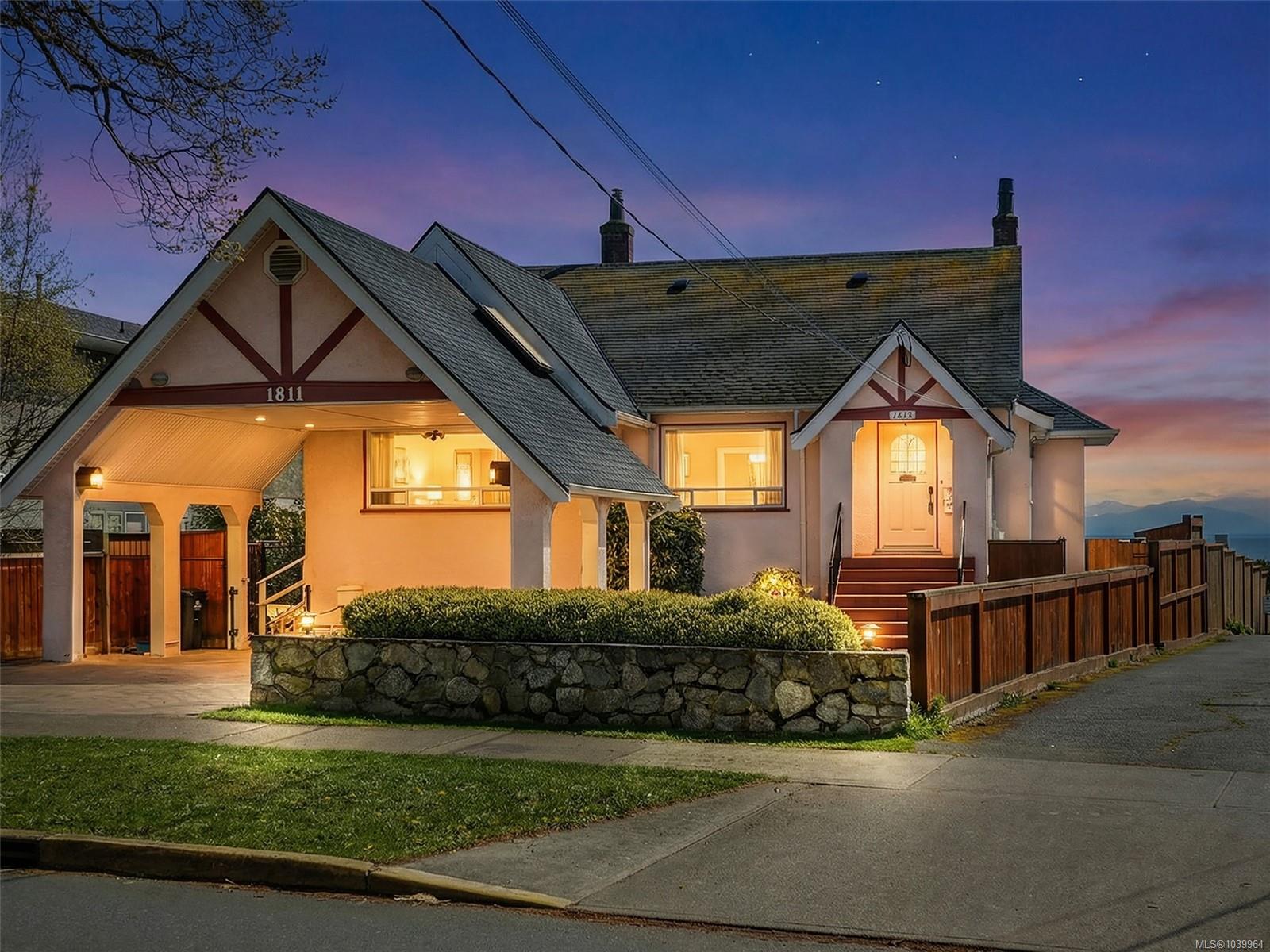 1811 Hollywood Cres, Victoria
