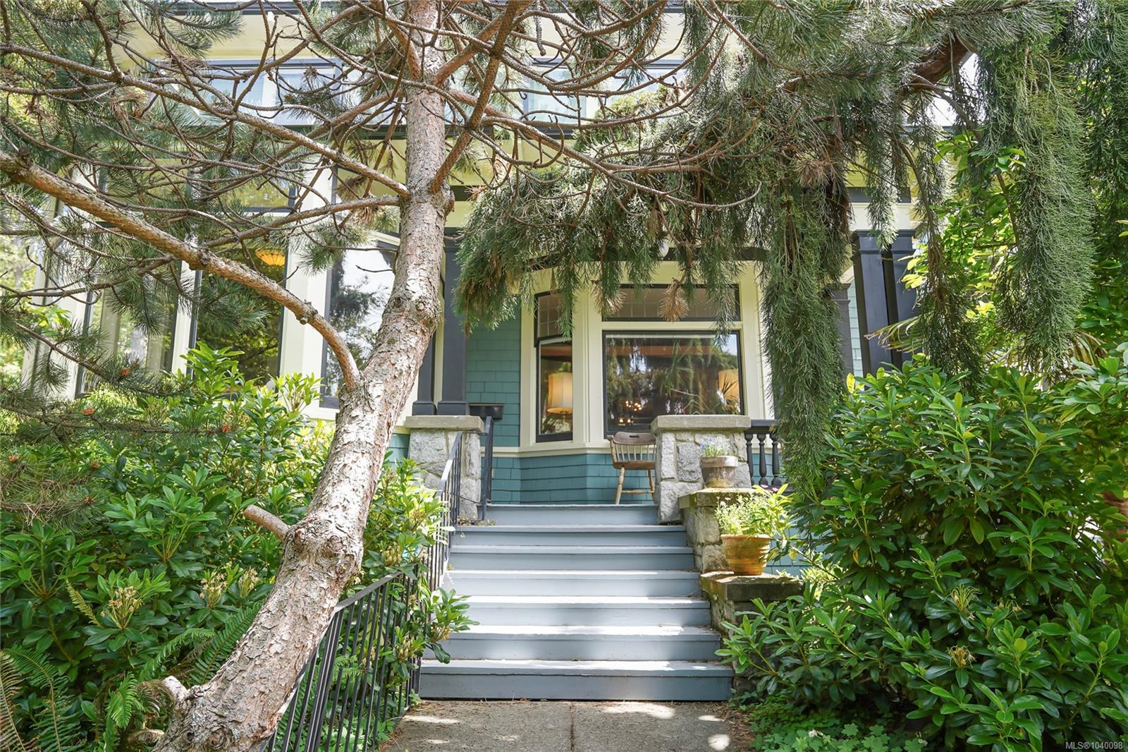 1377 Rockland Ave, Victoria