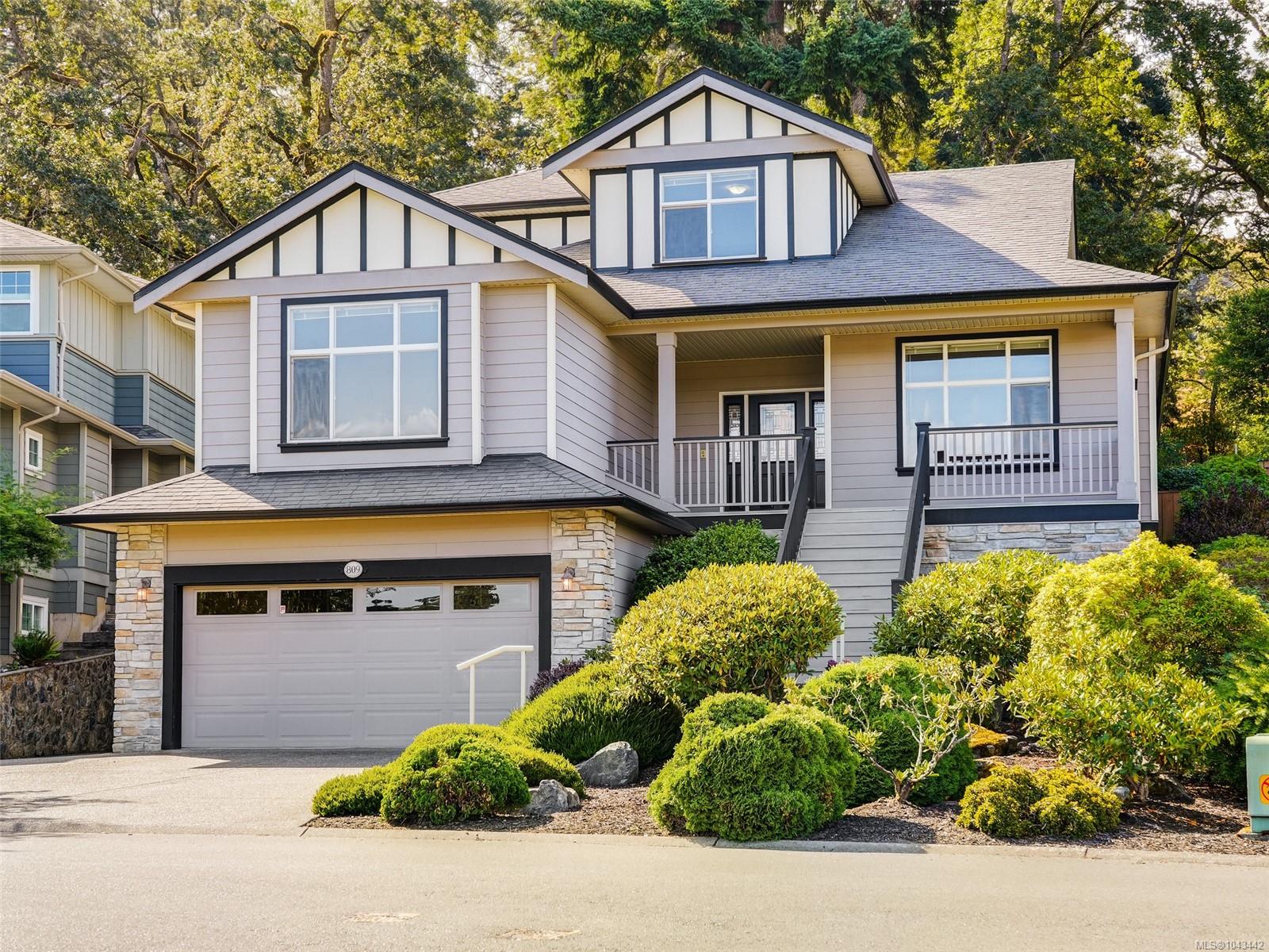 809 Rogers Way, Saanich