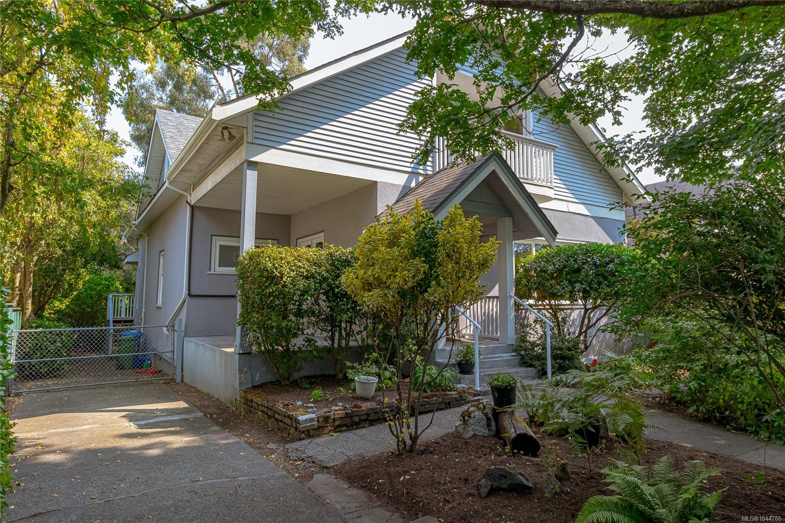 915 Oliver St, Oak Bay