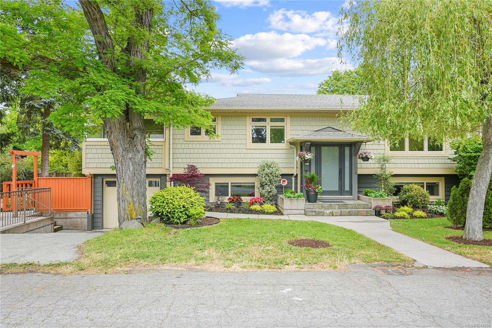 2112 Pentland Rd, Oak Bay