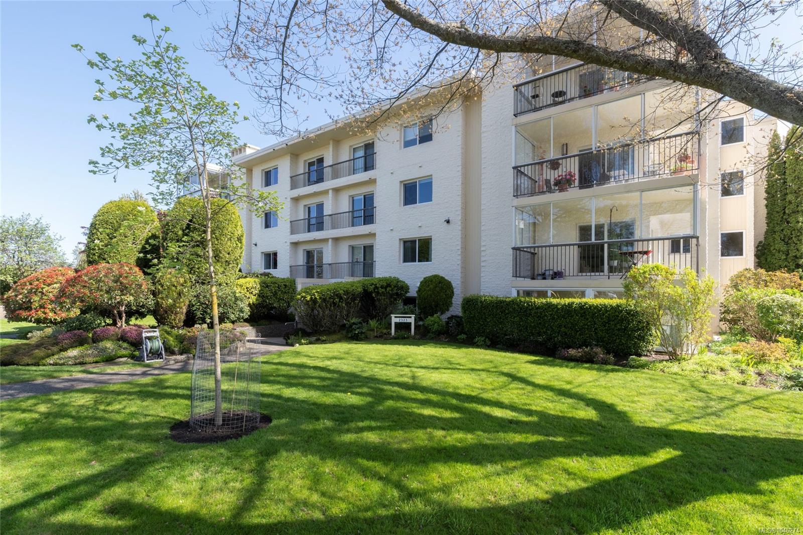 Unit 402, 2323 Hamiota St, Oak Bay