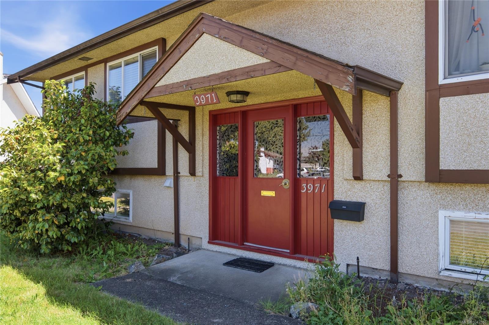 3971 Cedarwood St, Saanich