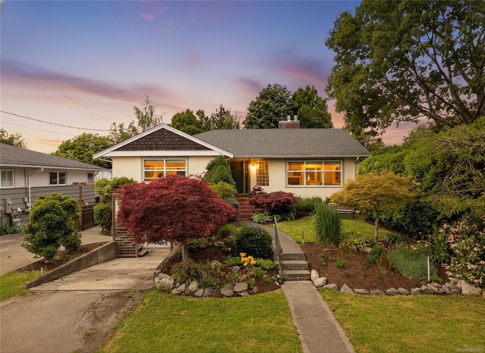 2758 Dunlevy St, Oak Bay