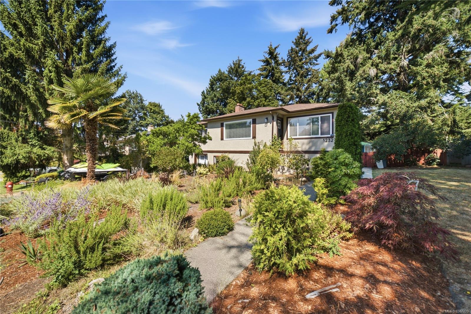 1232 Pearce Cres, Saanich