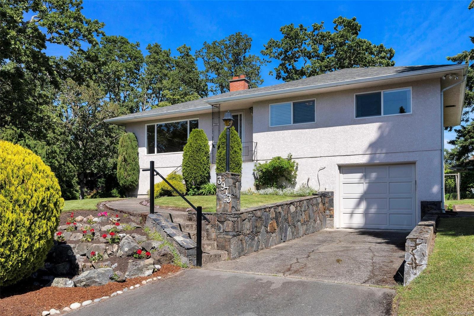 3973 Livingstone Ave, Saanich