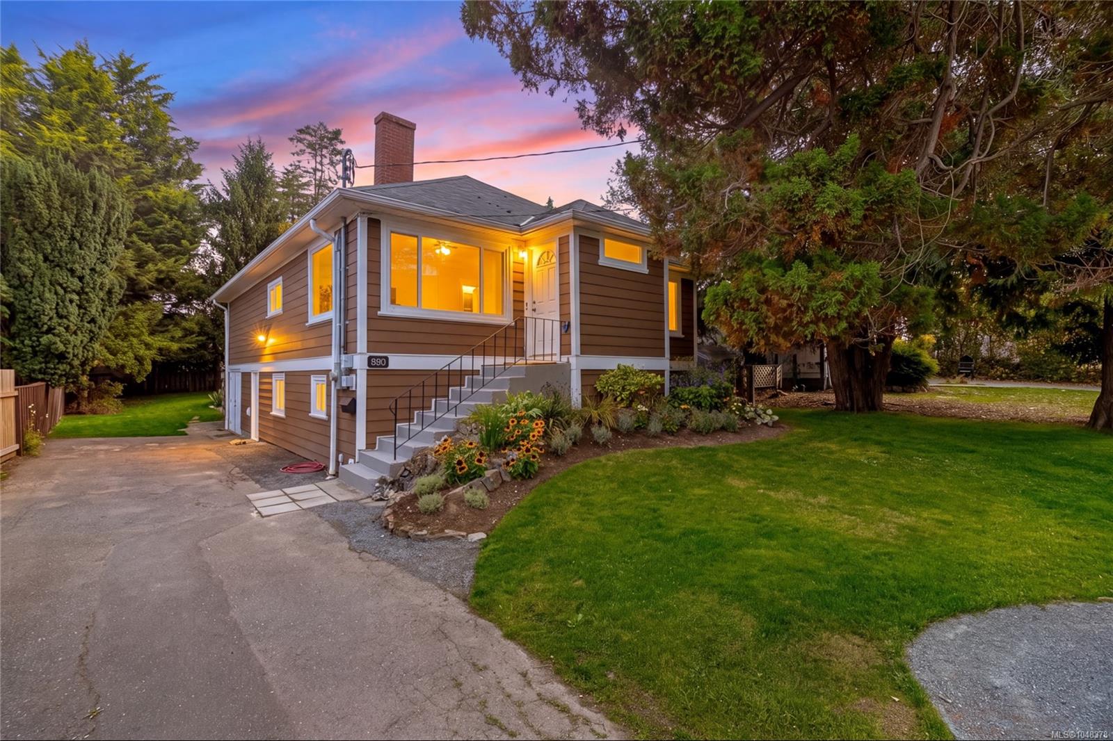 890 Darwin Ave, Saanich