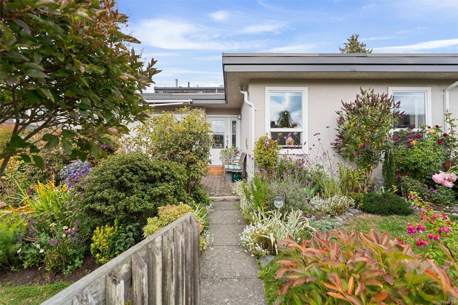 Unit 7, 3060 Harriet Rd, Saanich