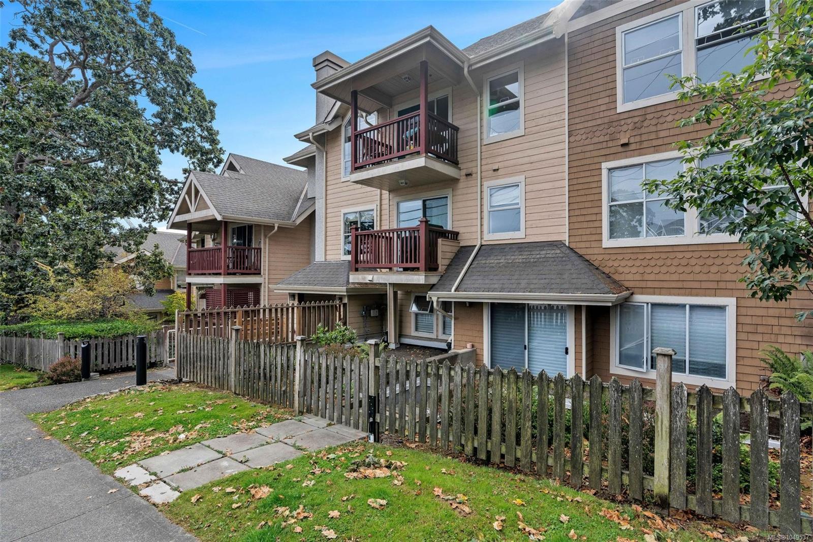 Unit 305, 1593 Begbie St, Victoria