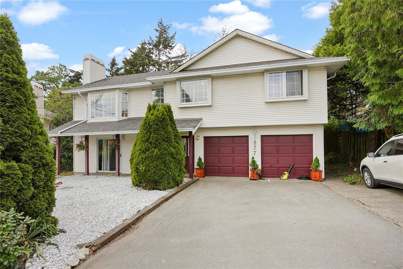 877 Admirals Rd, Esquimalt