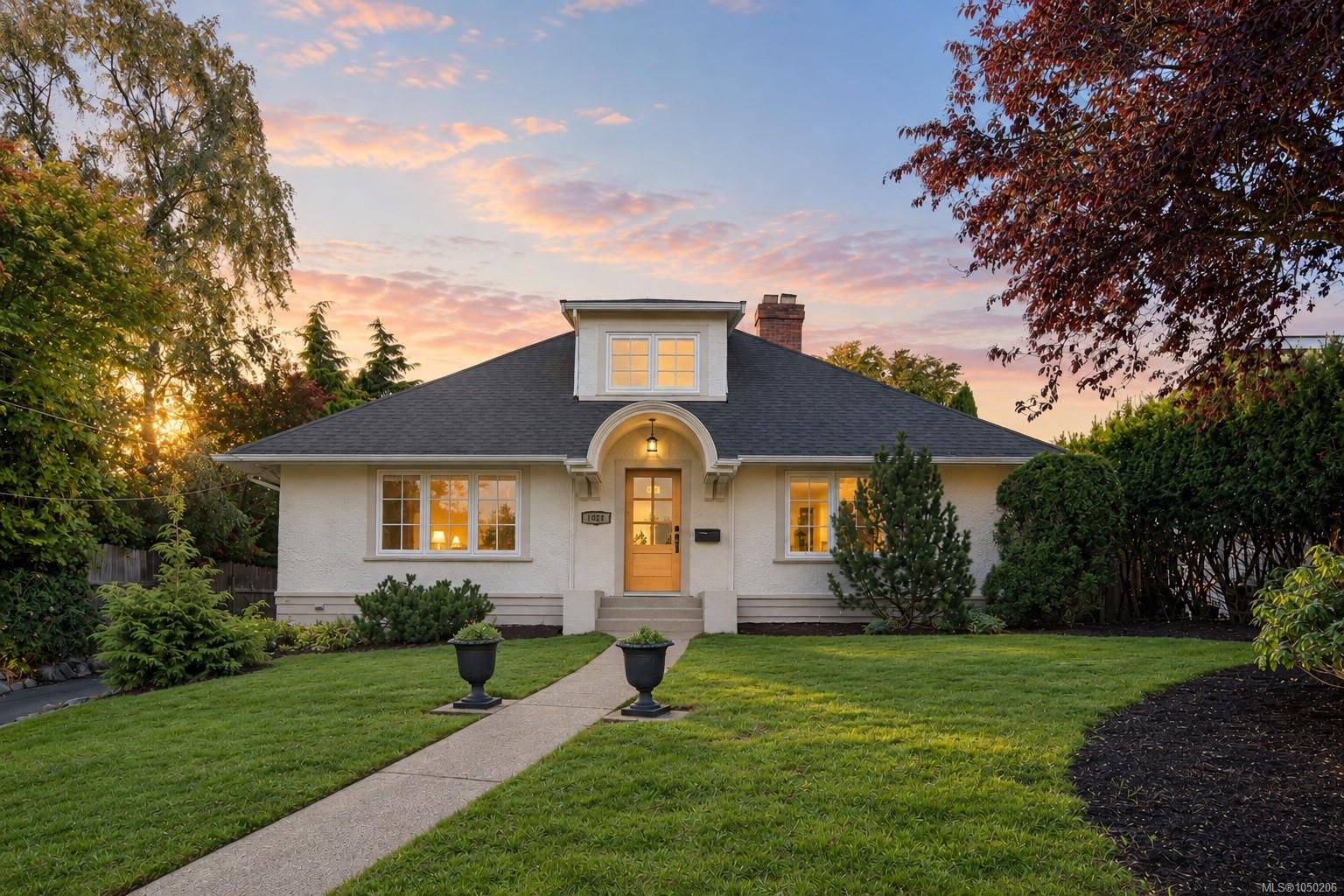 1027 Deal St, Oak Bay