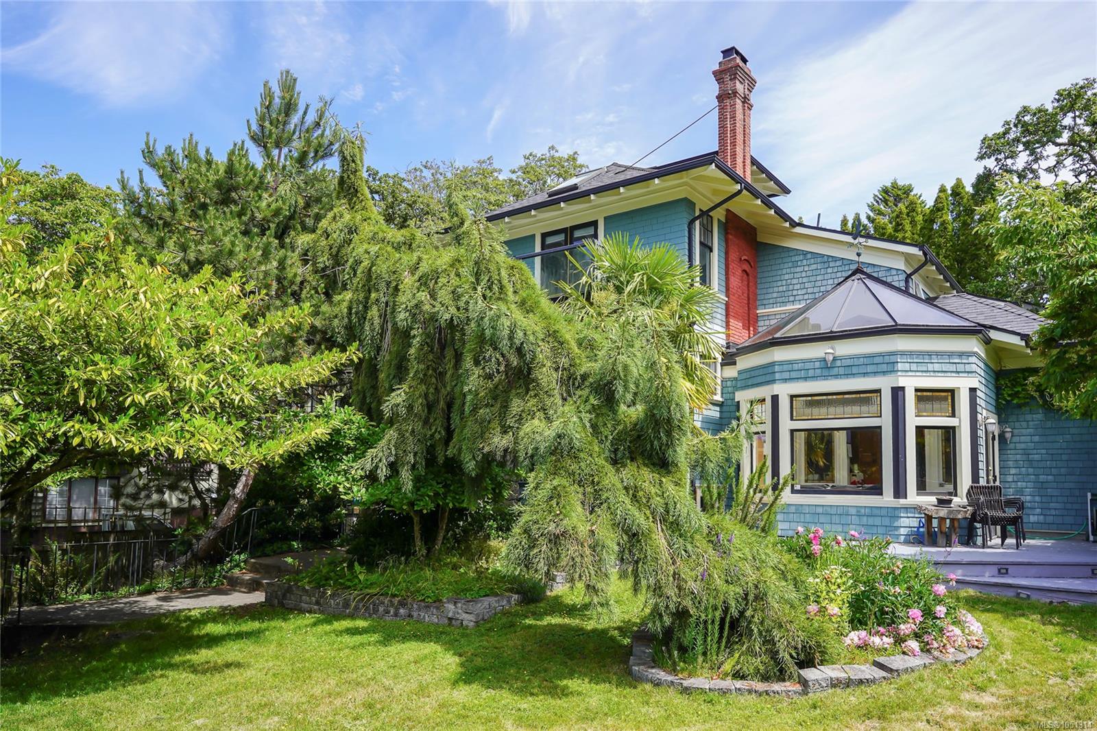 1377 Rockland Ave, Victoria