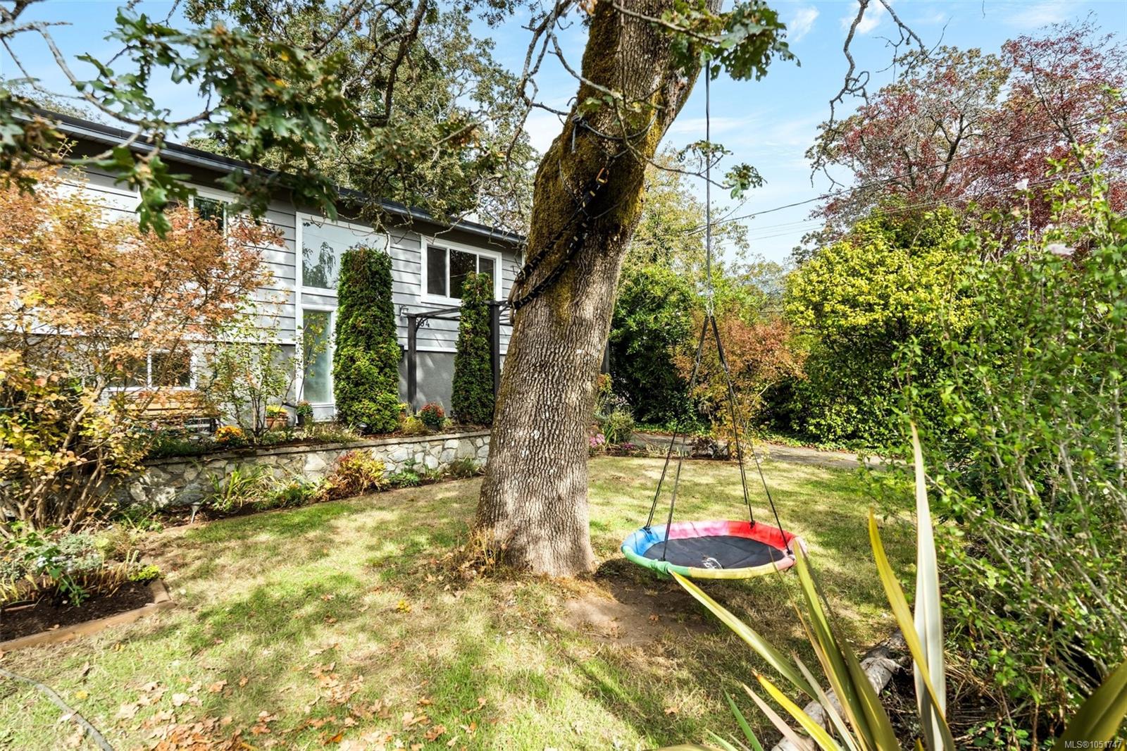 994 Ridgeway St, Saanich