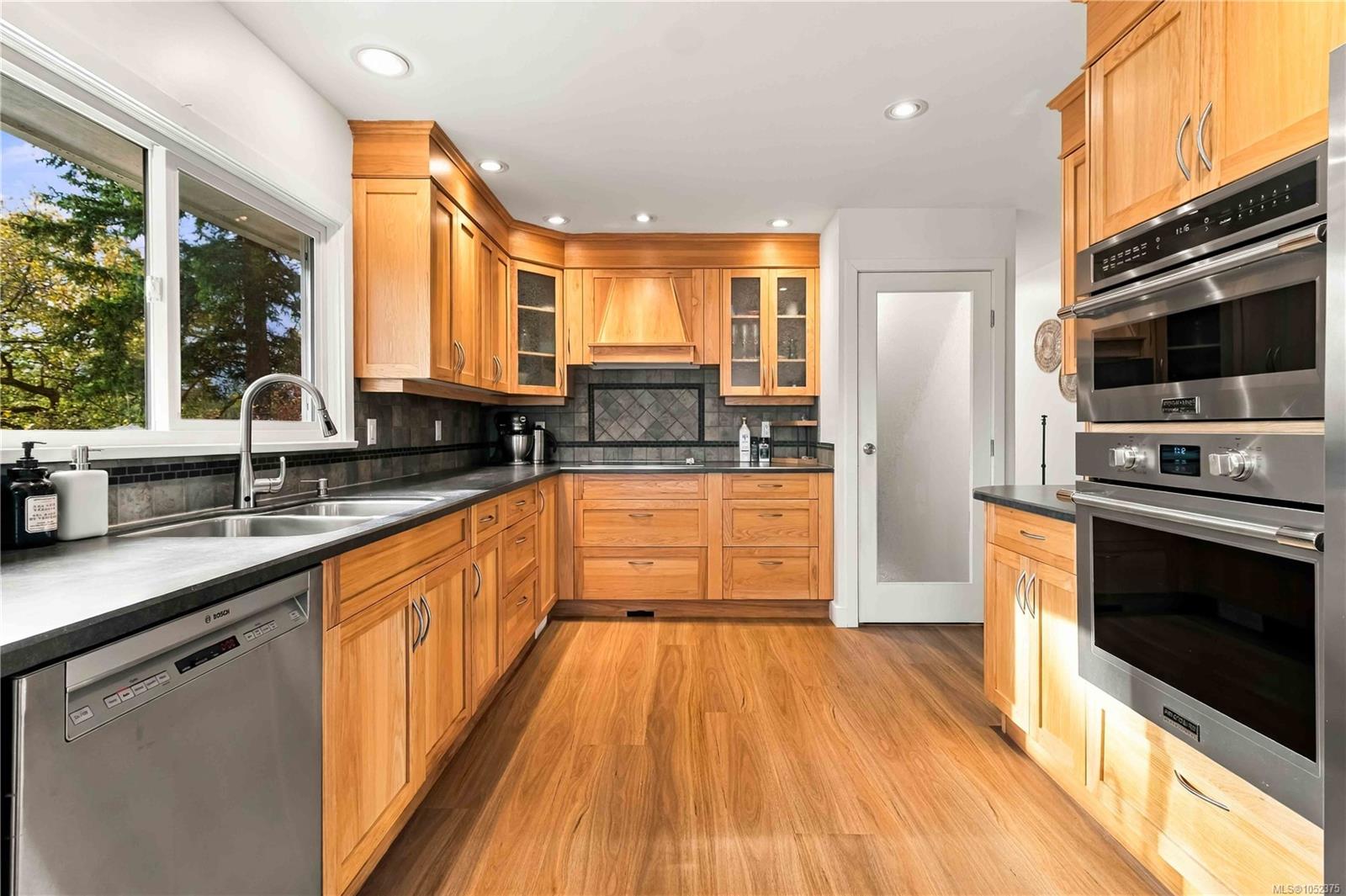 1025 Greenridge Cres, Saanich